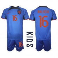 Otroški Nogometni dresi Nizozemska Tyrell Malacia #16 Gostujoči SP 2022 Kratek Rokav (+ Kratke hlače)